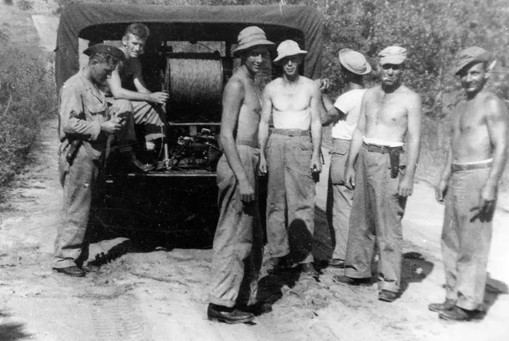 ▲ Soldats américains portant Daisy Mae en 1943