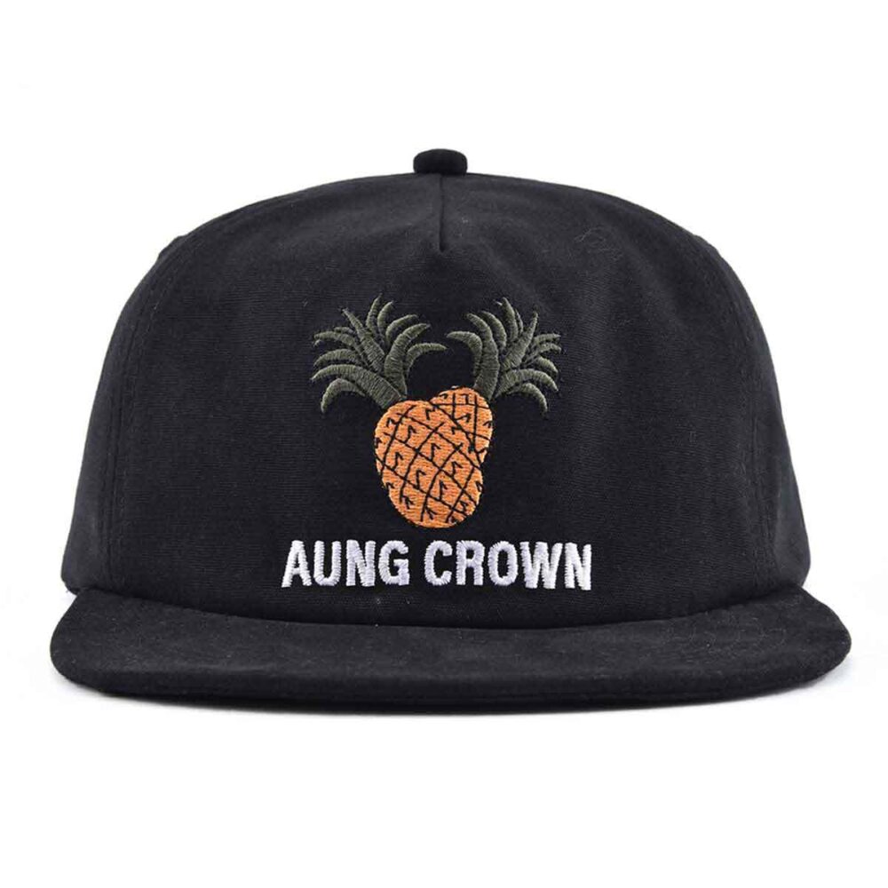 Aung-Crown-all-black-strapback-hat-con-un-ricamo-piatto-logo-KN2103013 Aung-Crown-all-black-strapback-hat-con-un-ricamo-piatto-logo-KN2103013
