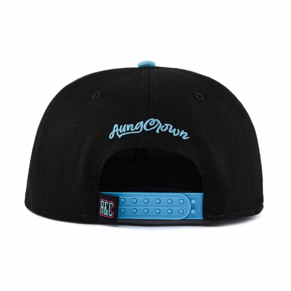 Aung-Crown-Blau-Schwarz-Snapback-Cap-mit-Kunststoff-Doppel-Schnappverschluss-am-Rücken-SFG-220402-1 Aung-Crown-Blau-Schwarz-Snapback-Cap-mit-Kunststoff-Doppel-Schnappverschluss-am-Rücken-SFG-220402-1