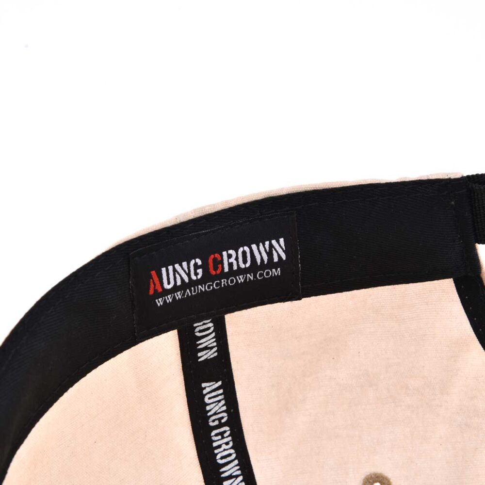 Aung-Crown-khaki-snapback-hat-con-una-etichetta-interna-sulla-bandina-KN2103013 Aung-Crown-khaki-snapback-hat-con-una-etichetta-interna-sulla-bandina-KN2103013