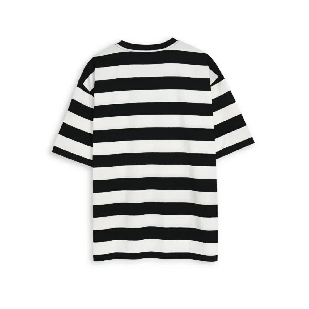black-and-white-stripe-t-shirt-at-the-back-view-SFA-210330-7 black-and-white-stripe-t-shirt-at-the-back-view-SFA-210330-7