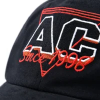 le-logo-embroderie-au-devant-de-la-casquette-de-baseball-en-toile-noire-KN2102031