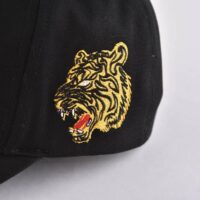 der-flache-Stickerei-Tigerkopf-auf-der-schwarzen-Männer-Baseballkappe
