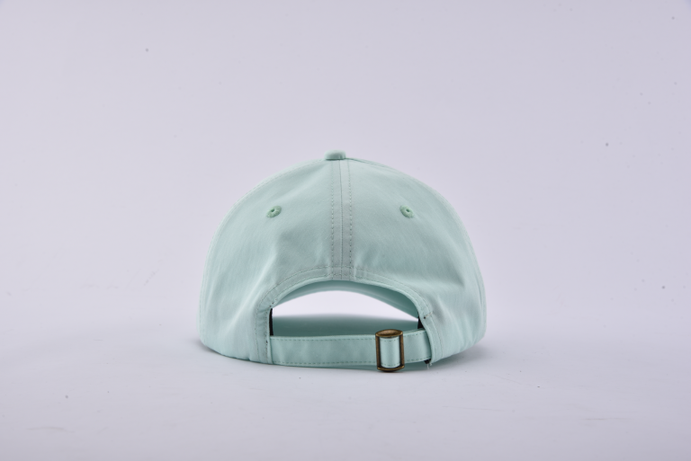 Explora la versatilidad de la gorra Trucker roja y negra