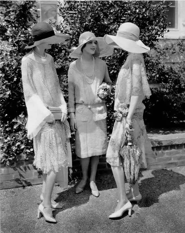 ▲ In der Swinging-Ära war der elegante, breitkrempige Hut eines der ikonischen Accessoires