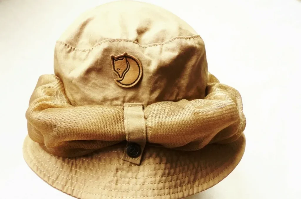 ∆ Mosquito-proof hat with mosquito net folded away
