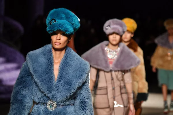 Cappelli di pelliccia di procione in passerella