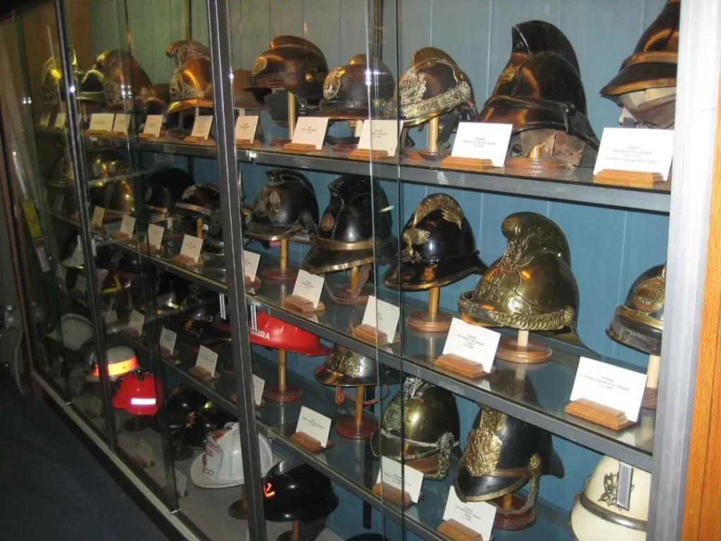 Elmetti dei vigili del fuoco in un museo