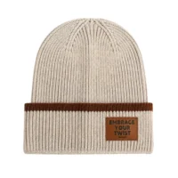 Cappello in maglia a due tonalità personalizzato con patch in PU AG-UWBN26021-1