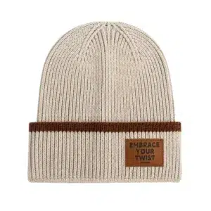 Cappello in maglia a due tonalità personalizzato con patch in PU AG-UWBN26021-1