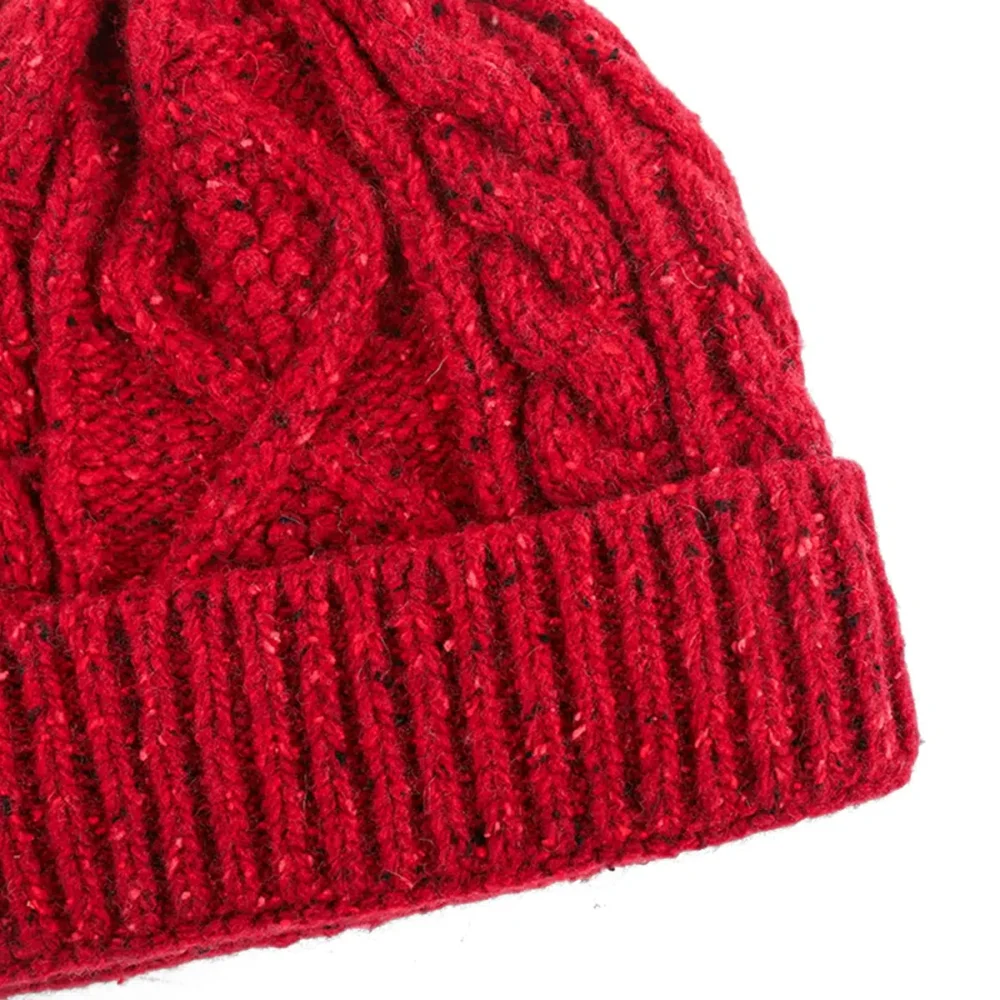 Cuffia in maglia a coste personalizzata con etichetta in tessuto intrecciato, rosso AG-UWBN26024-1, con dettagli a coste Cuffia in maglia a maglia intrecciata personalizzata con etichetta in tessuto, rosso AG-UWBN26024-1, vista laterale